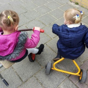 Fietsen op de buiten speelplaats